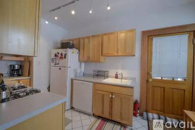 Main picture of 707 W 44th St