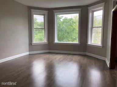 Main picture of 2225 N Leavitt St