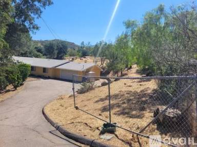 Main picture of 908 Midway Dr