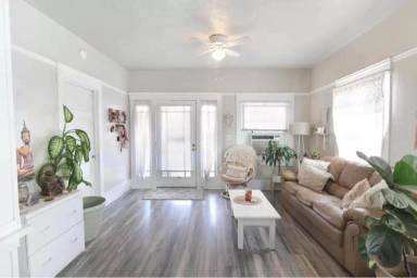 Main picture of 129 E Elm St
