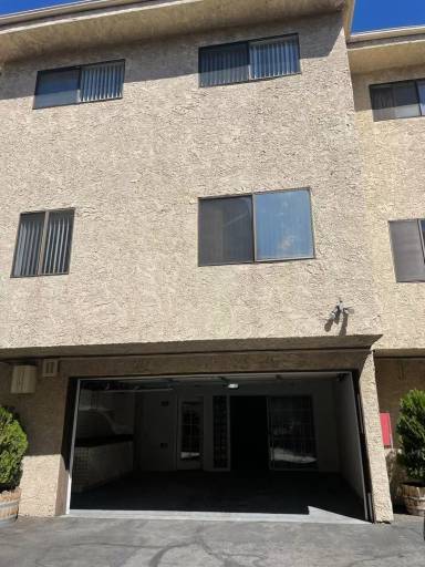 Main picture of 15033 Sherman Way