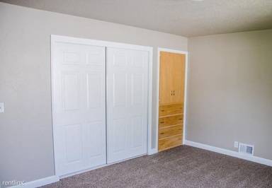 Main picture of 402 1/2 10th Ave SW