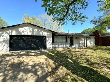 Main picture of 1105 N Fern Ave