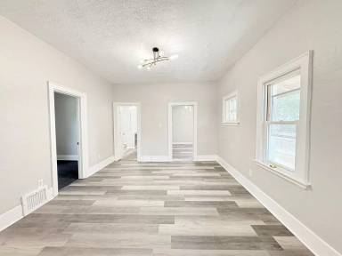 Main picture of 2817 N Erie St