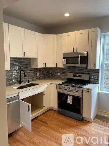Main picture of 4948 N Albany Ave