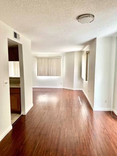 Main picture of 1049 Linden Ave