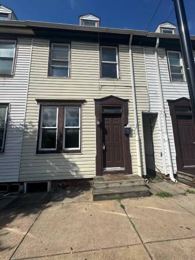 Main picture of 138 S Penn St