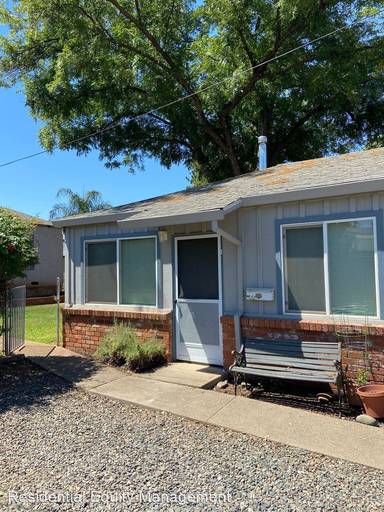 Main picture of 910 1/2 Mormon St