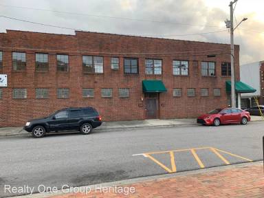 Main picture of 325 N Elm St
