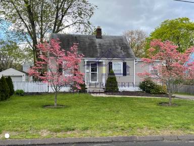 Main picture of 11 Woodside Dr