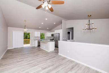 Main picture of 882 Summit Ct