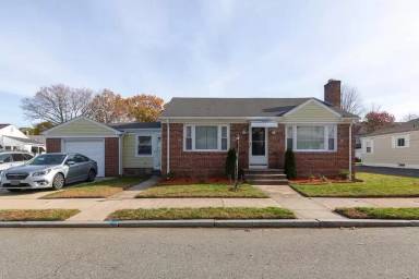 Main picture of 127 Lawn St