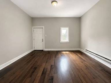 Main picture of 925 W Seltzer St