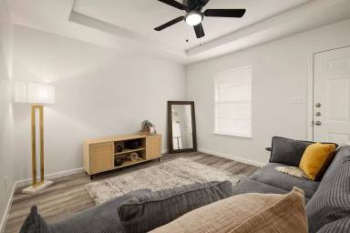 Main picture of 615 S Bicentennial Blvd