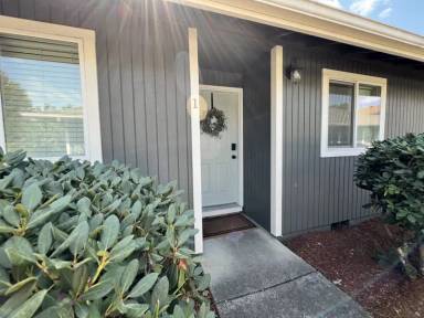 Main picture of 376 Catron St N