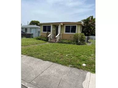 Main picture of 860 E 32nd St
