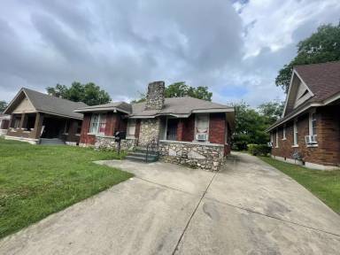 Main picture of 909 N Willett St