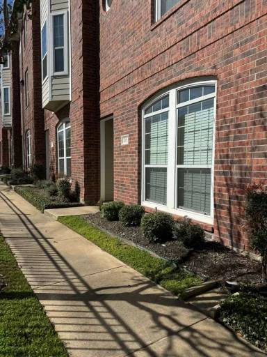 Main picture of River Oaks Townhomes