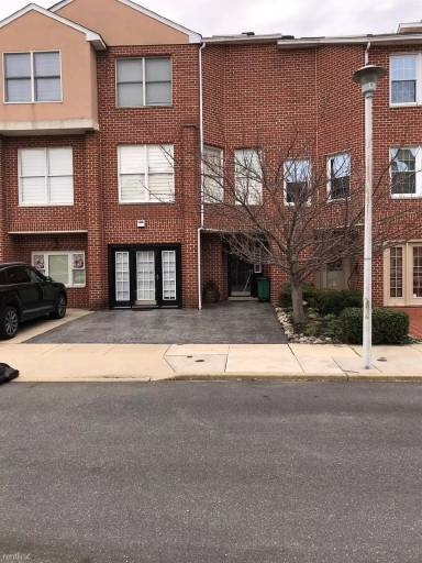 Main picture of 3223 Chaucer St