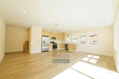 Main picture of 10 E Crescent Dr