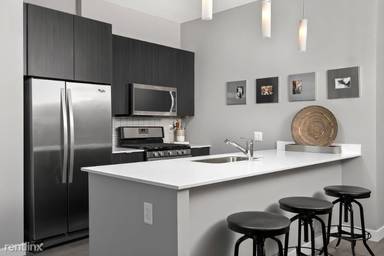 Main picture of 1002 S Clark St