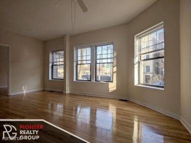 Main picture of 654-64 W Cornelia Ave