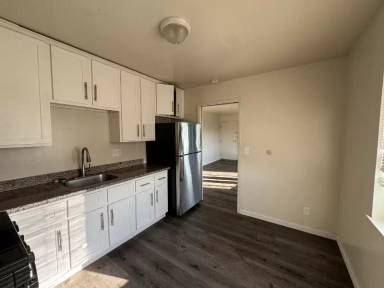 Main picture of 4800 Daisy St