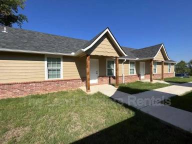 Main picture of 717 W 1st St