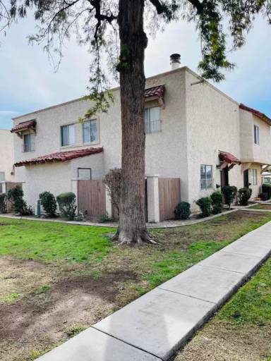 Main picture of 1209 E Lawrence Ln