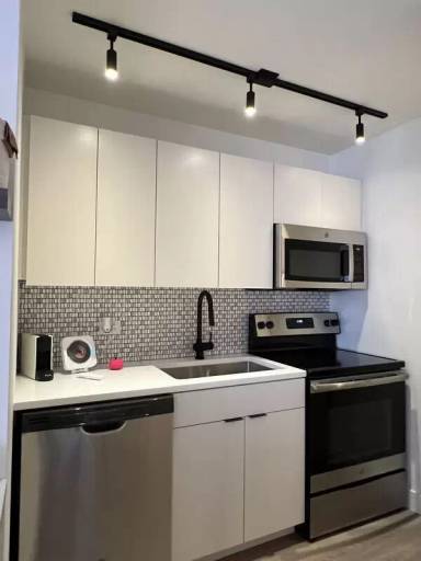 Main picture of 833 N Dearborn St