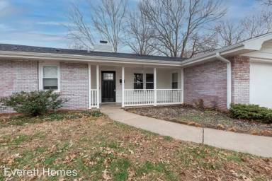 Main picture of 1027 W Crestview St