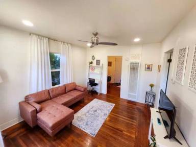 Main picture of 120 Clay St
