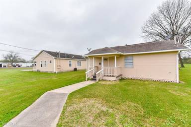 Main picture of 706 N Alexander Dr
