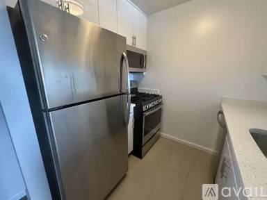 Main picture of 650 W 41st St