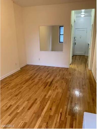 Main picture of 225 E 10th St