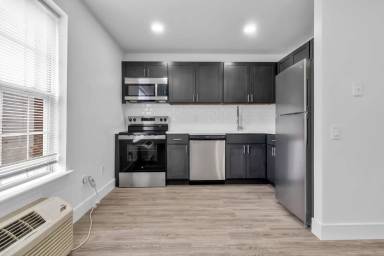 Main picture of 145 Dock St