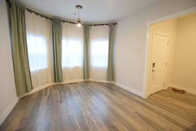 Main picture of 860 W MacArthur Blvd
