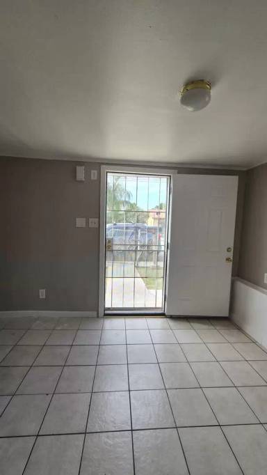 Main picture of 216 1/2 E Warren Ave