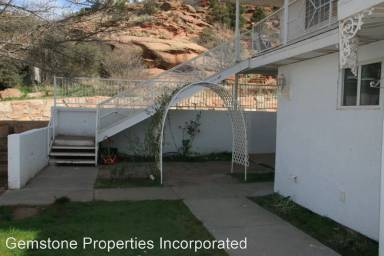 Main picture of 1060 N Louis St