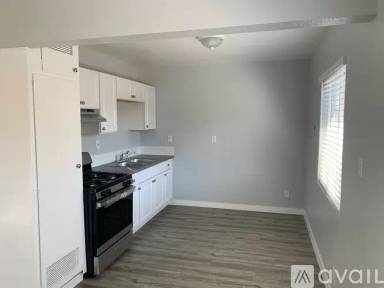 Main picture of 902 W 82nd St