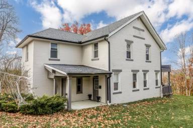 Main picture of 150 E Broadway St