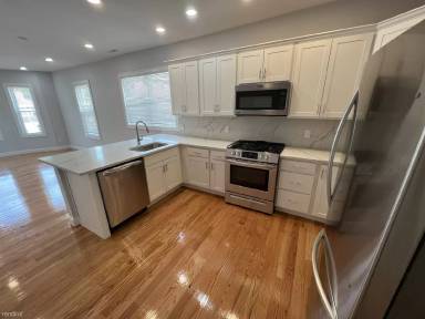 Main picture of 126 Cross St