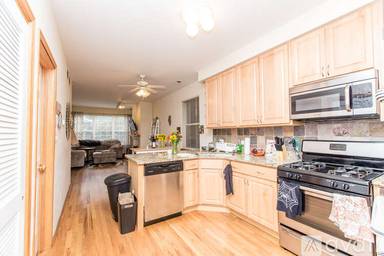Main picture of 1250 N Greenview Ave