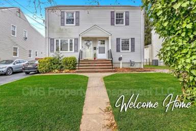 Main picture of 25 MacArthur Dr