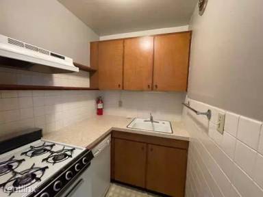 Main picture of 711 E Burlington St