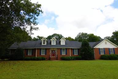 Main picture of 1000 Meadow Ln
