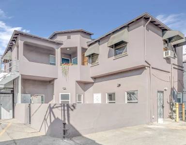 Main picture of 706 N Orange Grove Ave