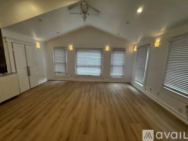 Main picture of 2039 Olympic Blvd