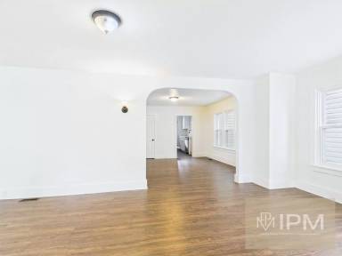 Main picture of 130 W Main St