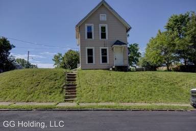 Main picture of 1713 E 13th St